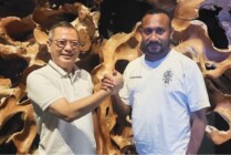Manajer Persipura Yan Mandenas bersalaman dengan Direktur Utama PSS Andy Wardhana Putra. (Foto: official persipura)