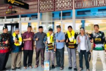 BERSAMA - Foto bersama pengurus LPTQ Mimika dengan khafilah dan pelatih di Bandara Mozes Kilangin usai mengikuti MTQ Nasional di Banjarmasin. (Foto: Anya Fatma/SeputarPapua)