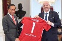Presiden FIFA saat memberikan jersey kepada Presiden Jokowi. (Foto: Kemenpora RI)