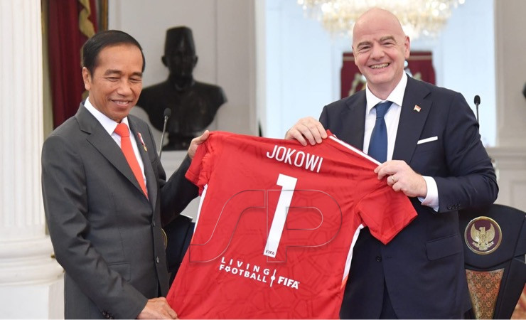 Presiden FIFA saat memberikan jersey kepada Presiden Jokowi. (Foto: Kemenpora RI)