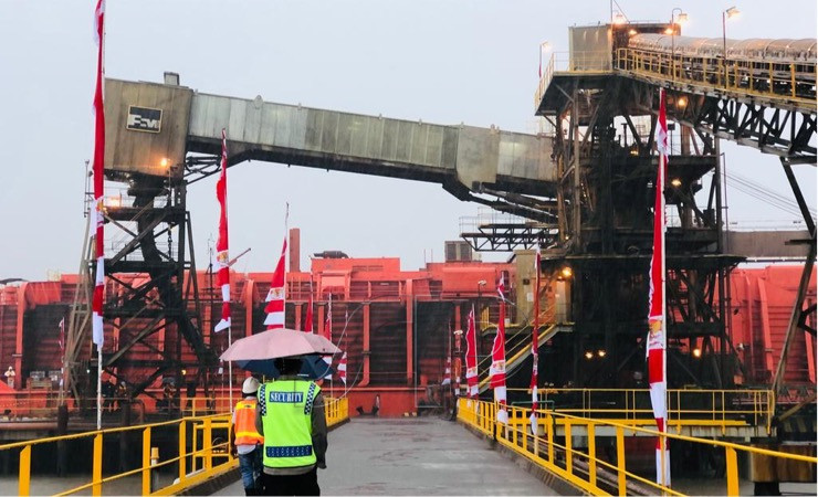 TAMBANG | Proses pengiriman bijih tambang dari pabrik pengolahan di Portsite ke kapal pengangkut di Pelabuhan Amamapare. Agustus 2022. (Foto: Anya Fatma/Seputarpapua)