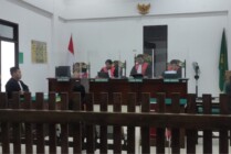 Majelis Hakim PN Kota Timika membacakan putusan perkara pencabulan anak dengan terdakwa pemuda berinisial YM alias Lin, Rabu (12/10/2022). (Foto: Saldi/Seputarpapua)