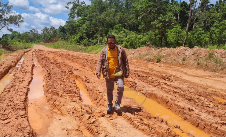Pj Bupati Mappi Michael R. Gomar ketika melihat lansung kondisi jalan yang rusak parah di Distrik Nambaioman Bapai, Jumat (28/10/2022).