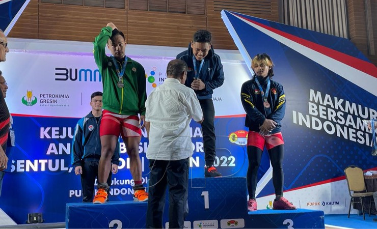 Misbahul Munir saat dianugeri medali emas. (Foto: Humas Angkat Besi)