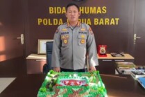Kabid Humas Polda Papua Barat, Kombes Pol Adam Erwindi bersama kue HUT TNI yang tidak jadi dibawa ke Kodam XVIII/Kasuari. (Foto: Ist)