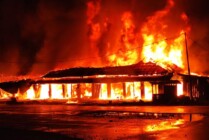 11 unit kios dan dua rumah terbakar di Kenyam, ibukota Kabupaten Nduga, Selasa malam (18/10/2022). (Foto: Humas Polda Papua)