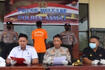 Kapolres AKBP Agus Hariadi, didampingi Kasat Reskrim Ipda Diky Fariz Rahmad Alhafizh, dan Kasi Humas Bripka Wahab Abdi, saat menggelar press release di Polres Asmat, Selasa (10/10/2022).