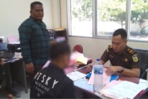 Penyidik Satresnarkoba Polres Mimika menyerahkan tersangka kasus narkotika berinisial TJKK alias Dave (26) ke pihak JPU Kejari Mimika, Selasa (22/11/2022). (Foto: Ist)