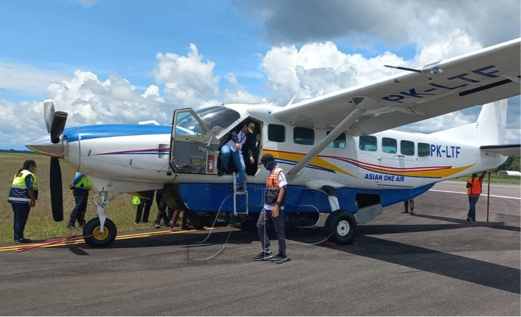 Pesawat Cessna Grand Caravan milik Pemkab Mimika yang dioperasikan Asian One Air mengalami pecah ban setelah landing di Bandara Mozes Kilangin Timika, Rabu (9/11/2022). (Foto: Ist)