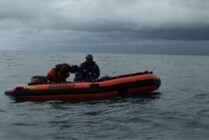 Tim SAR saat melakukan penyisiran diperairan mencari korban Darwis La Daima yang dilaporkan hilang saat memancing di muara Amar, Distrik Amar, Kabupaten Mimika, Papua Tengah. (Foto: Humas SAR Timika)