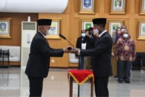 Apolo Safanpo lantik Sugiarto sebagai Pj Sekda Papua Selatan. (Foto: Kemendagri)