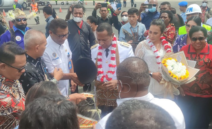 Pj Gubernur Papua Selatan Apolo Safanpo disambut para bupati dan muspida di Bandara Mopah, Merauke, Jumat (18/11/2022). (Foto: Emanuel)