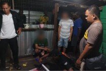 Polisi saat menggerebek arena judi rolex di Kota Agats, Asmat. (Foto: Humas Polres Asmat)