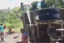 Truk diduga mengalami kecelakaan tunggal di jalan Trans Nabire, Distrik Iwaka, Kabupaten Mimika, Papua Tengah, Selasa (22/11/2022), menyebabkan beberapa warga yang menumpangi truk meninggal dunia. (Foto: Ist)