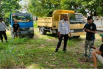 Petugas Dishub Mimika memberikan pemahaman kepada pengemudi kendaraan roda enam yang terjaring sweeping di depan Perumahan Pemda Mimika, jalan Cenderawasih SP 2, Timika, Kamis (17/11/2022). (Foto: Saldi/Seputarpapua)