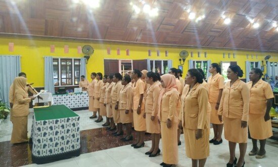 Ketua Dharma Wanita Persatuan (DWP) Provinsi Papua Ny. Hj. Andar Aryani Musa'ad mengukuhkan pengurus DWP Kabupaten Asmat masa bakti 2019-2024. (Foto: Elgo)