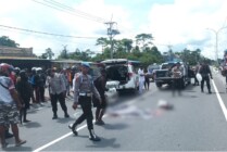 KECELAKAAN - Suasana kecelakaan yang mengakibatkan korban meninggal ditempat kejadian perkara (TKP), Selasa (8/11/2022). (Foto: Mujiono/Seputarpapua)