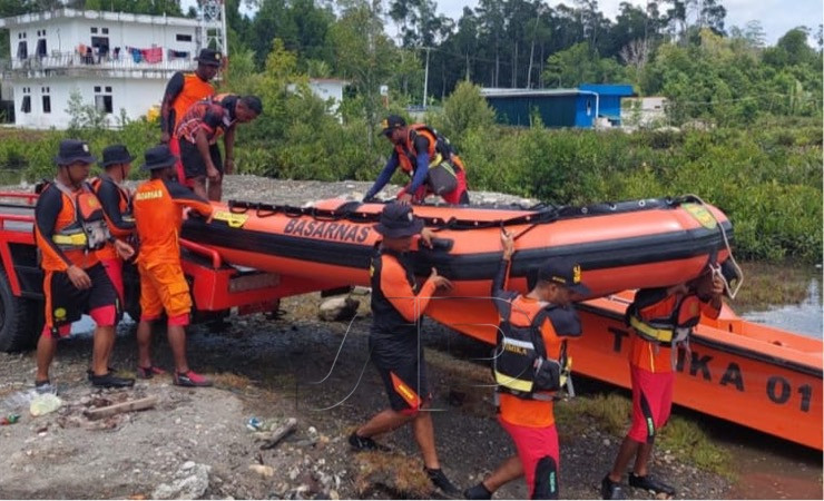 Tim rescue dari Kantor Pencarian dan Pertolongan Timika dikerahkan untuk melakukan pencarian korban hilang di perairan Kabupaten Mimika, Papua Tengah. (Foto: Humas SAR Timika)