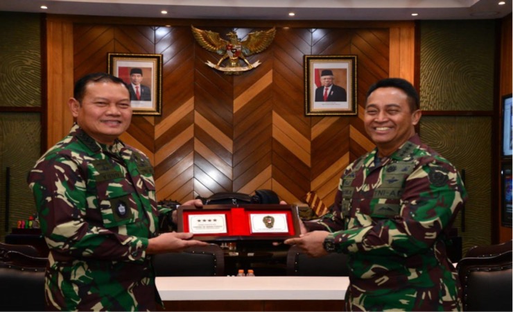 Laksamana Yudo Margono (kiri) dan Jenderal Andika Perkasa (kanan). (Foto: TNI AL)