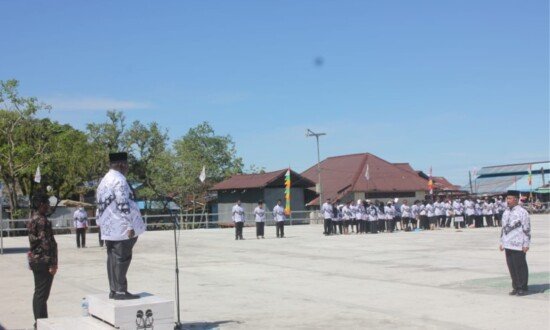 Upacara Hari Guru Nasional dan HUT PGRI ke 77 di Kabupaten Asmat, Papua Selatan, Jumat (25/11/2022). (Foto: Elgo)