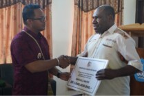 Penjabat Bupati Mappi Michael Gomar menyerahkan bantuan dana hibah untuk Bawaslu, Jumat (25/11/2022). (Foto: Ist)