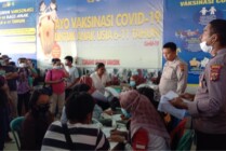 Tim Medis Polres Mimika saat melayani masyarakat, Senin (7/11/2022). (Foto: Arifin/Sepuatarpapua)