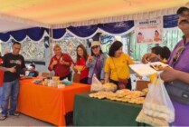Masyarakat antusias ikut membeli dagangan hasil olahan pelaku UMKM dalam acara Car Free Day KKBSU Mimika peduli UMKM, pada Sabtu, 19 November 2022. (Foto: Kristin Rejang/Seputarpapua)