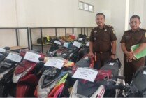 LELANG | Kasi PB3R bersama moderator lelang saat berada di kendaraan bermotor yang dilelang. (Foto: Mujiono)