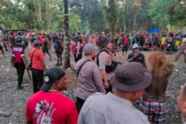 Aparat Kepolisian masuk ke kerumunan warga yang terlibat saling serang memberikan imbauan agar tetap menjaga situasi Kamtibmas selama proses adat berlangsung. (Foto: Saldi/Seputarpapua)