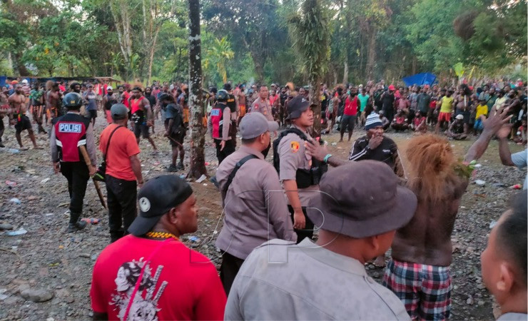 Aparat Kepolisian masuk ke kerumunan warga yang terlibat saling serang memberikan imbauan agar tetap menjaga situasi Kamtibmas selama proses adat berlangsung. (Foto: Saldi/Seputarpapua)