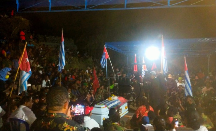 Suasana pemakaman Filep Karma di TPU Expo, Waena, Kota Jayapura, Rabu (2/11/2022). Bendera Bintang Kejora dikibarkan sejumlah pelayat. (Foto: Ist)