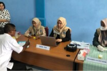 Petugas BNN Kabupaten Mimika melakukan tes urine terhadap pegawai Pemkab Mimika. (Foto: Ist)