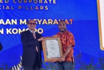 PENGHARGAAN - Corinus Suruan Corpcom PTFI yang mewakili YPMAK saat menerima penghargaan USDA 2022. (Foto: Ist)