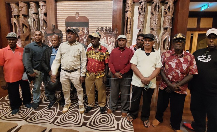 Gerry Okoare bersama para tokoh masyarakat Kamoro memberi keterangan pers usai pertemuan di Rimba Papua Hotel, Selasa (1/10/2022)