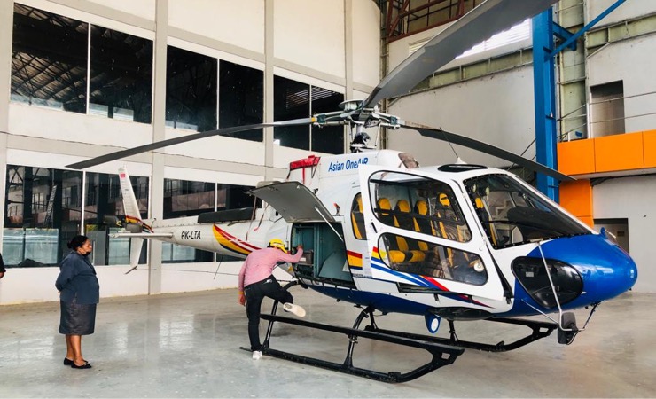 Plh Kadis Perhubungan Nella Manggara melihat kondisi helikopter sebelum dikembalikan oleh PT Asian One Air. (Foto: Anya Fatma/seputarpapua)