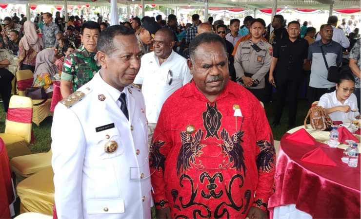 Foto bersama Pj Gubernur Papua Selatan Apolo Safanpo dan Bupati Asmat Elisa Kambu