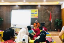 Dokter Izak Samay Sp.KJ (Perhimpunan dokter spesialis kejiwaan Indonesia cabang Papua dan Papua Barat) memberikan materi kepada peserta. (Foto: Anya Fatma/Seputarpapua)