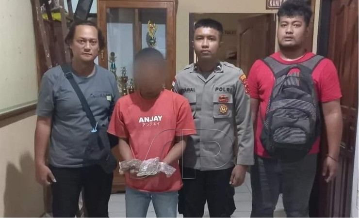 Pelajar SMP berinisial AR (16) ditangkap Polisi, karena ditemukan membawa tiga plastik berukuran sedang berisi narkotika jenis ganja. (Foto: Ist)