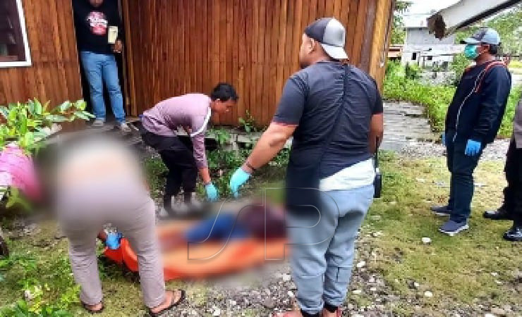 Polisi saat akan membawa jenazah Pratu Eka Johan Kaise ke RSUD Dekai, Yahukimo. (Foto: Ist)