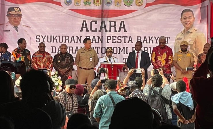Pj Gubernur Papua Tengah Ribka Haluk memberikan sambutan perdananya di Nabire, Jumat (18/11/2022).