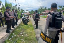 Aparat kepolisian tampak berjaga-jaga di kampung Kaugapu, Distrik Mimika Timur pasca aksi penyerangan yang dilakukan sekelompok warga, Jumat (11/11/2022). (Foto: Saldi/Seputarpapua)