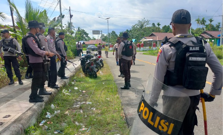 Aparat kepolisian tampak berjaga-jaga di kampung Kaugapu, Distrik Mimika Timur pasca aksi penyerangan yang dilakukan sekelompok warga, Jumat (11/11/2022). (Foto: Saldi/Seputarpapua)