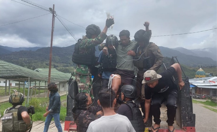 Seorang prajurit TNI Serka Iskan Dwi Wardana dievakuasi akibat tertembak gerombolan bersenjata di Distrik Gome, Kabupaten Puncak, Papua Tengah, Minggu (13/11/2022). (Foto: Ist)