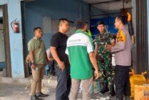 Kapolsek Kawasan Bandra Sentani, Ipda Wajedi (kedua kanan) saat berkoordinasi bersama petugas kargo pengiriman di kawasan Bandara Sentani, Jayapura, Rabu (9/11/2022). (Foto: Ist)