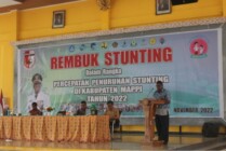 Pj Sekda Mappi Mauridsius Kabagaimu memberikan sambutan pembukaan Rembuk Stunting Tingkat Kabupaten Mappi, Kamis (17/11/2022). (Foto: Ist)