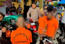 Tiga tersangka kasus curanmor di Timika saat hendak mempraktekkan cara mereka menyalakan sepeda motor yang dicuri. (Foto: Saldi/Seputarpapua)