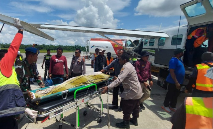 Korban aksi penyerangan KKB di kampung Milawak, Distrik Beoga, Kabupaten Puncak, Papua Tengah berhasil dievakuasi ke Kabupaten Mimika untuk mendapatkan penanganan medis, Selasa (8/11/2022). (Foto: Ist)