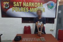 Pelaku pengedar narkotika golongan I jenis ganja berinisial PM (41), ditangkap bersama barang buktinya di jalur 1 jalan Kartini, Kabupaten Mimika, Papua Tengah pada Rabu, 9 November 2022. (Foto: Humas Polres Mimika)