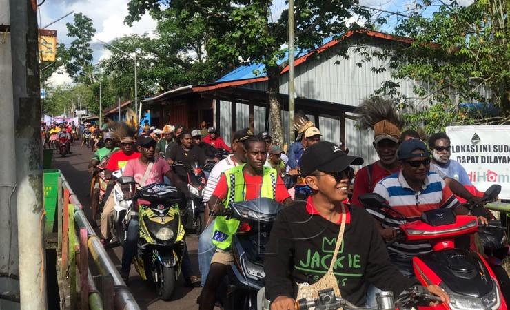 Warga Kota Agats konvoi sambut Pj Gubernur Papua Selatan. (Foto: Martha)