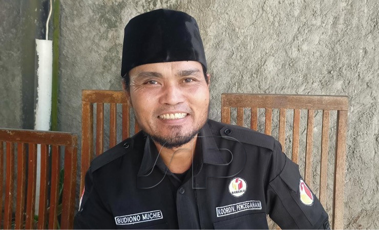 Komisioner Bawaslu Kabupaten Mimika, Koordinator Divisi Pencegahan dan Hubungan Antar Lembaga, Budiono Muchie (Foto: Kristin Rejang/Seputarpapua)